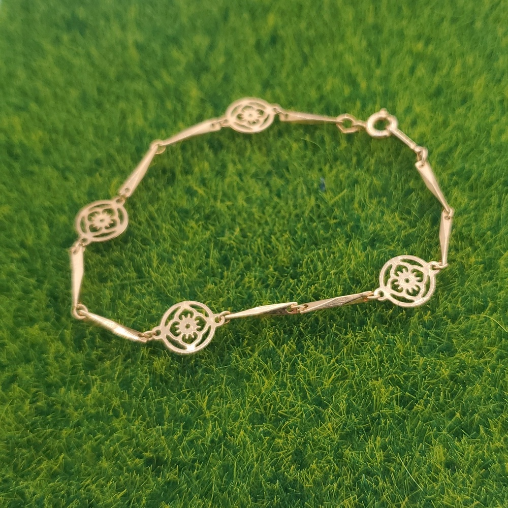 Avon Victorian Lace Celtic Bracelet Delicate Feminine B3301